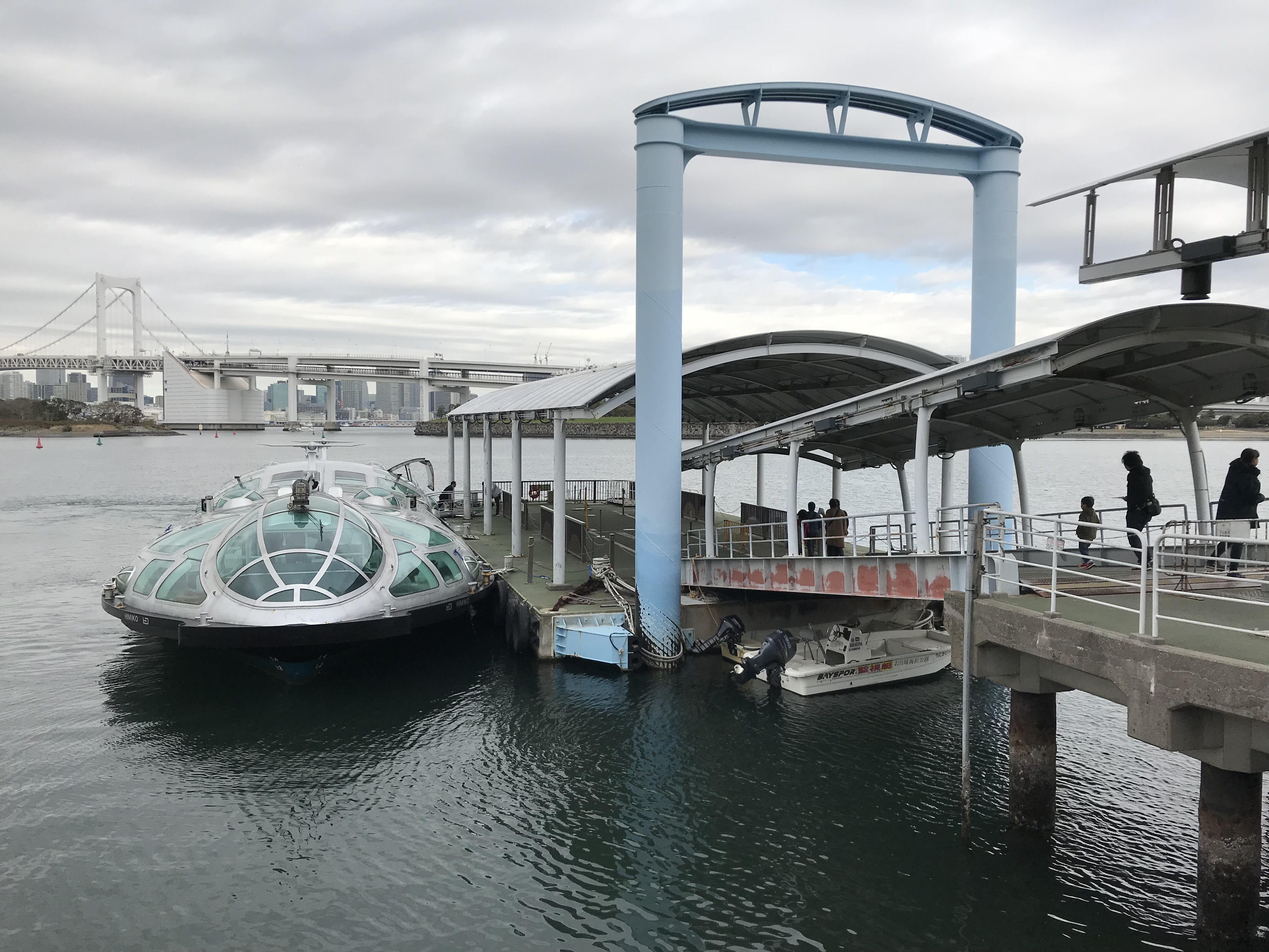 Aqua City 商圈与雕像远景